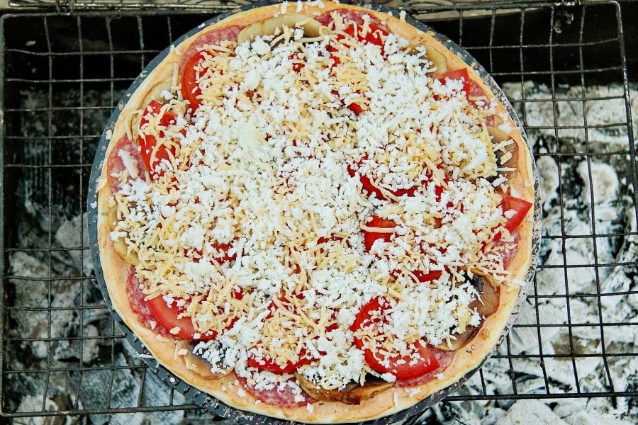 Пицца на мангале: рецепт аппетитного блюда для пикника (Фото)