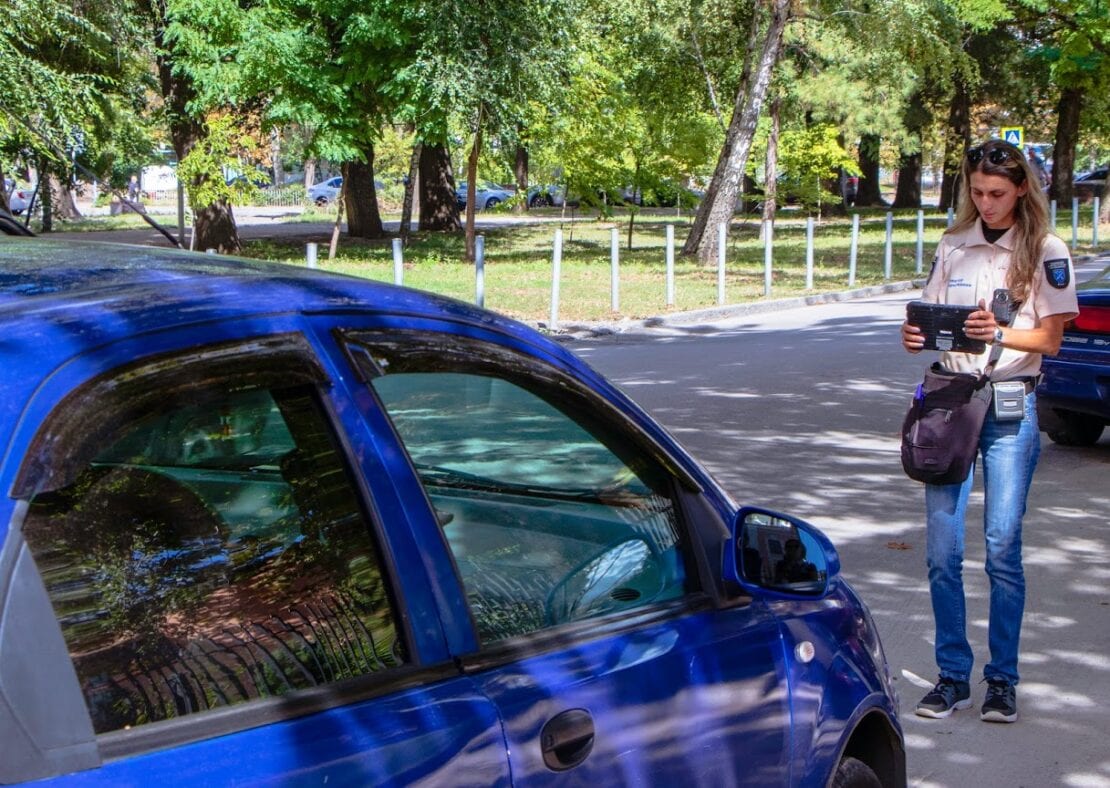 У Дніпрі борються з автохамами біля навчальних закладів