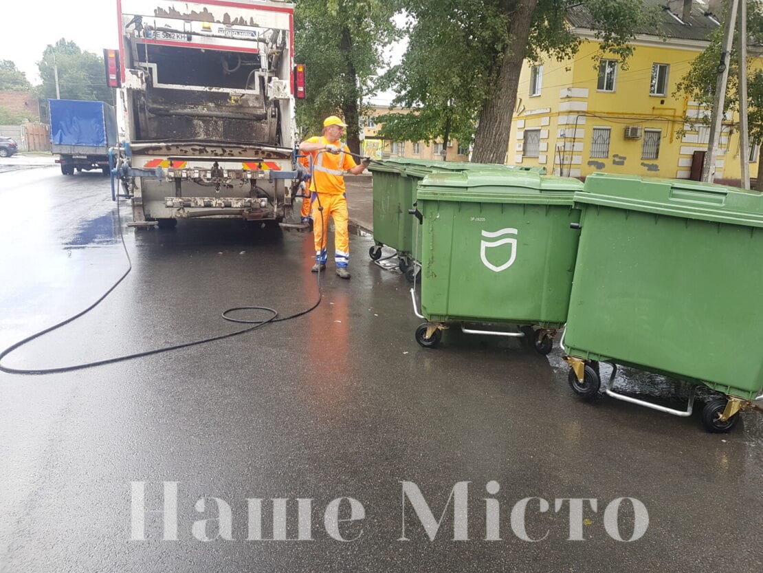«Они ломают – мы чиним»: в Днепре коммунальщики следят за чистотой и состоянием мусорных баков