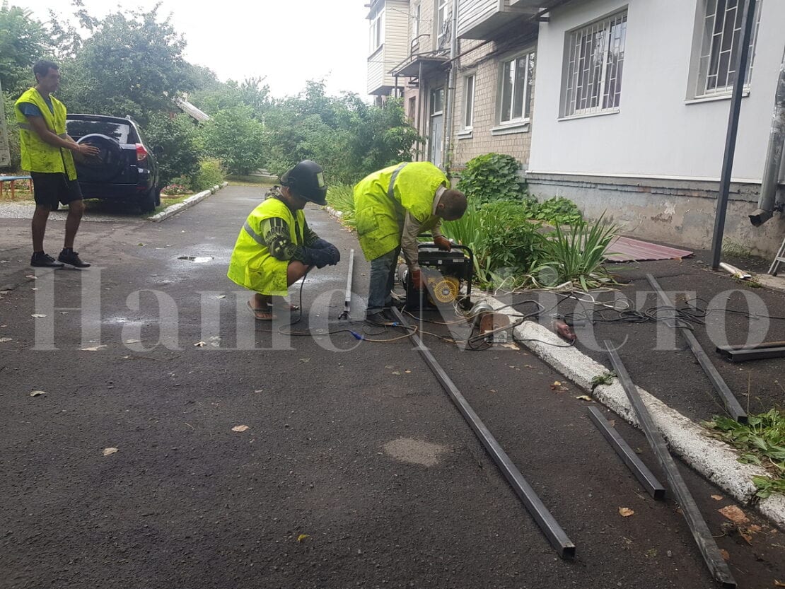 В Шевченковском районе меняют аварийные козырьки 