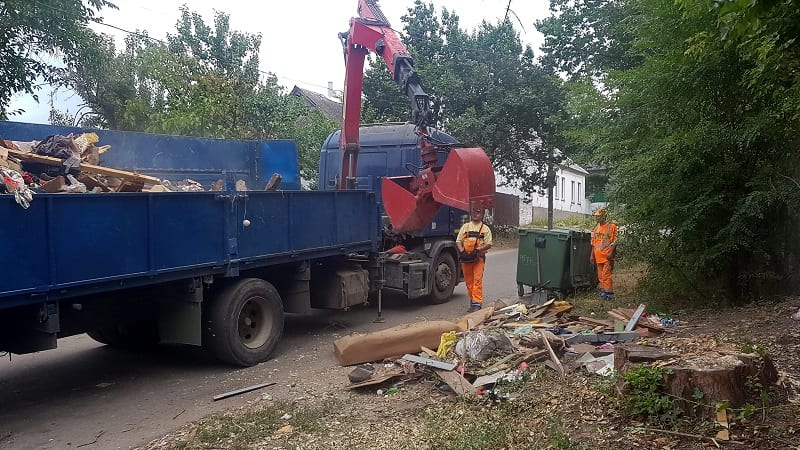 Коммунальщики Днепра вывозят мусор с помощью необычной техники