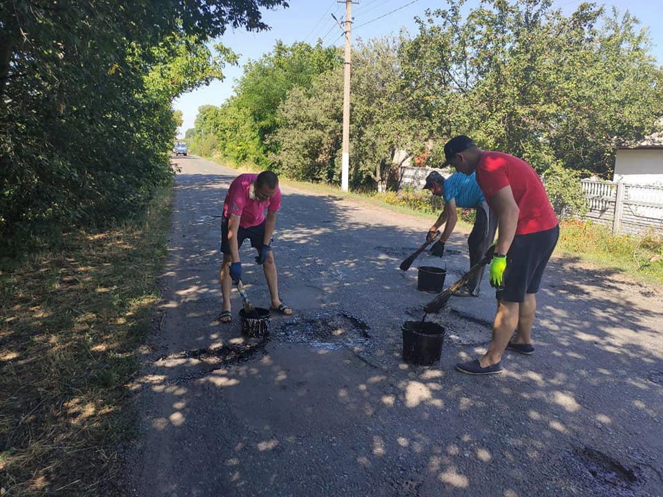 
На Днепропетровщине жители сами отремонтировали дорогу в селе
