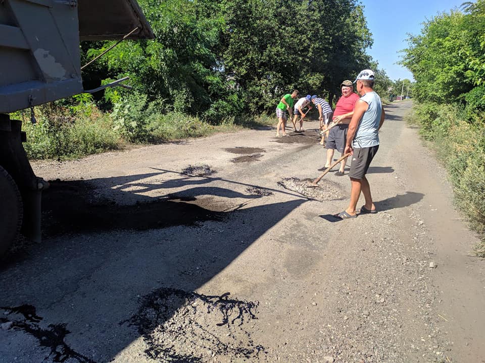 На Днепропетровщине жители сами отремонтировали дорогу в селе