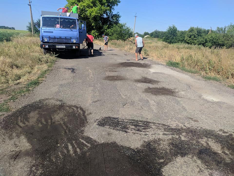 
На Днепропетровщине жители сами отремонтировали дорогу в селе
