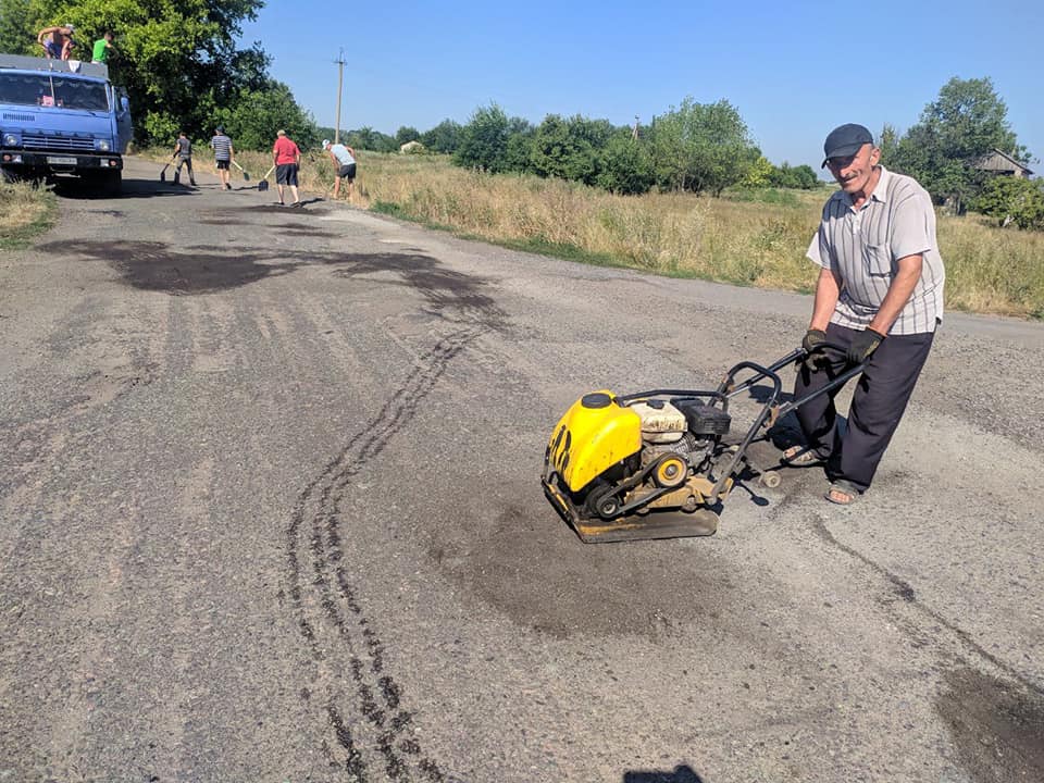 
На Днепропетровщине жители сами отремонтировали дорогу в селе
