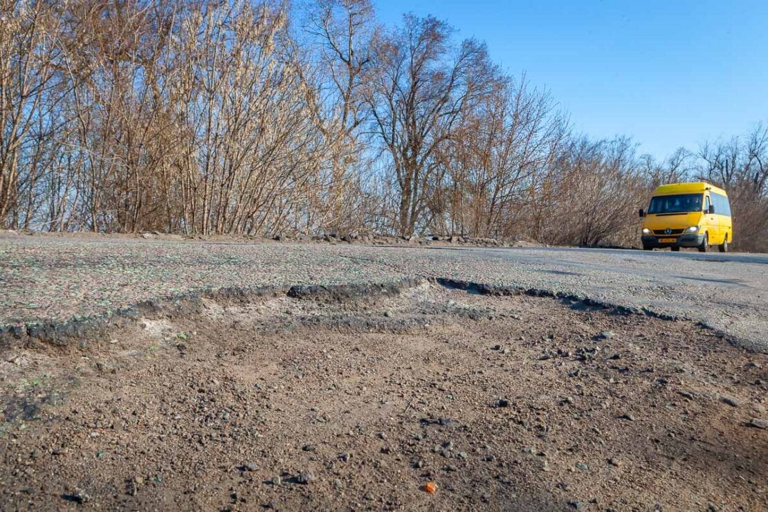 Пока руководство области пилит деньги на "Большой стройке", жители Днепропетровской области сами ремонтируют дороги