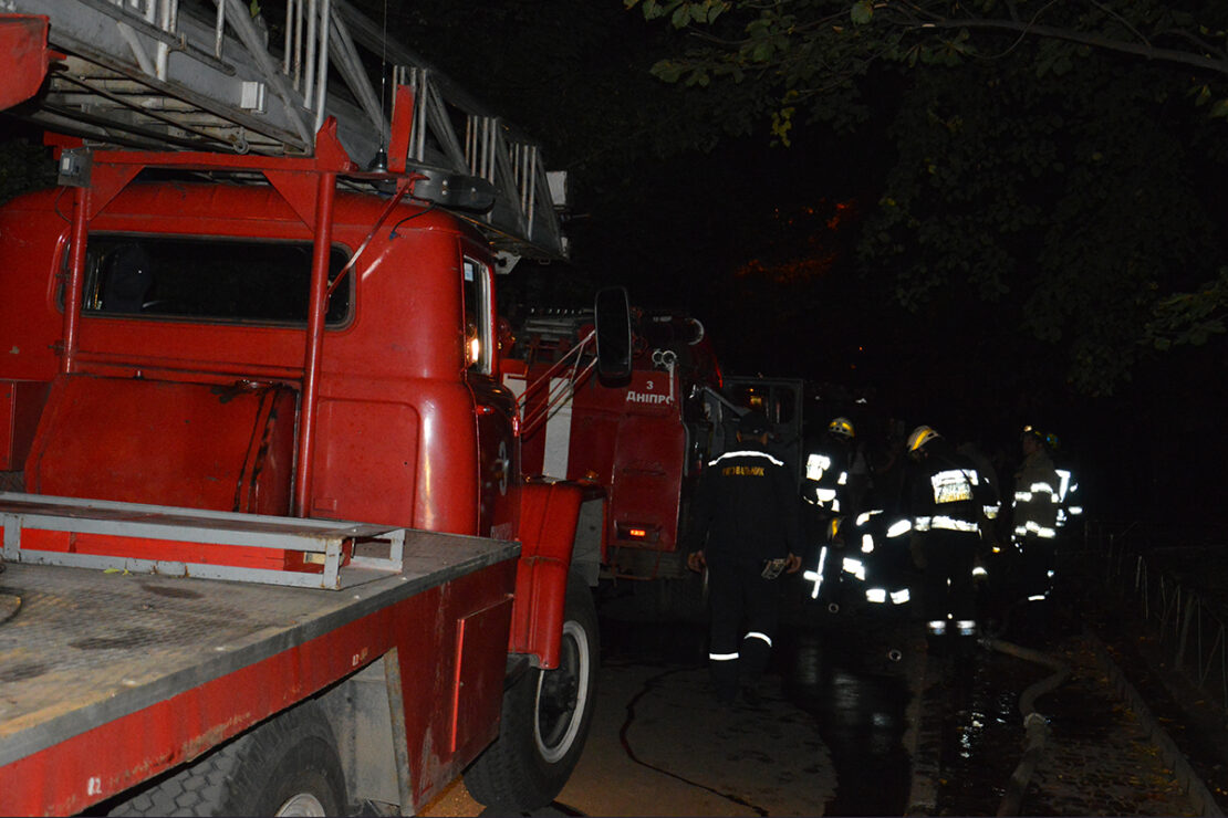В Днепре ночью горела шахта лифта: более 20 человек эвакуировали (фото)