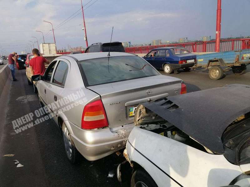 В Днепре на Новом мосту Toyota спровоцировала массовое ДТП