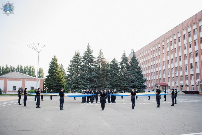 В Днепре на флешмобе «засияло» сине-желтое солнце