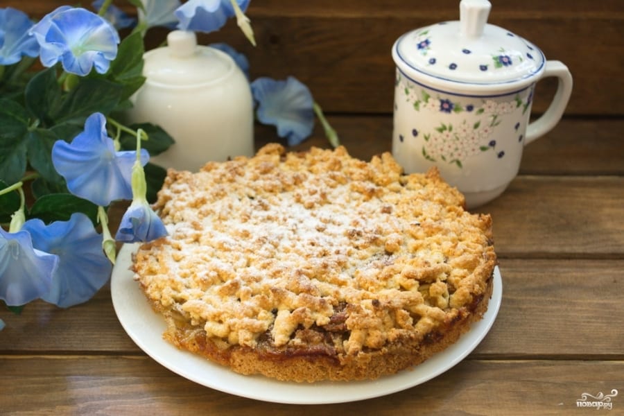 Тертый пирог с яблоками: рассыпчатый десерт за 30 минут (Фото)