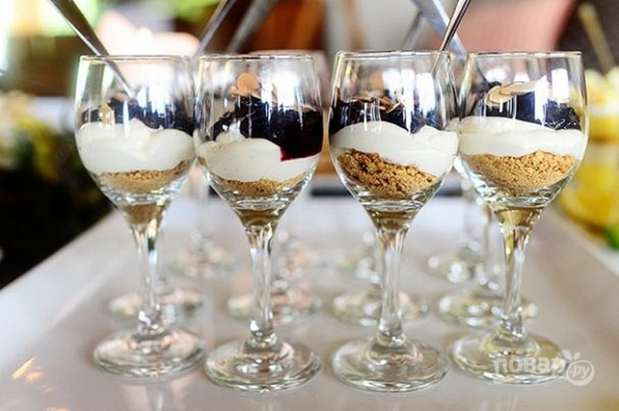 Чизкейк без выпечки в бокале: оригинальный десерт с вишней (Фото)