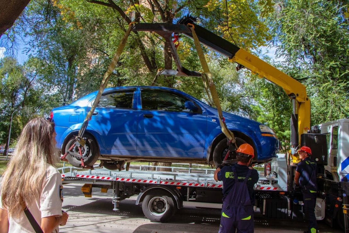 У Дніпрі борються з автохамами біля навчальних закладів