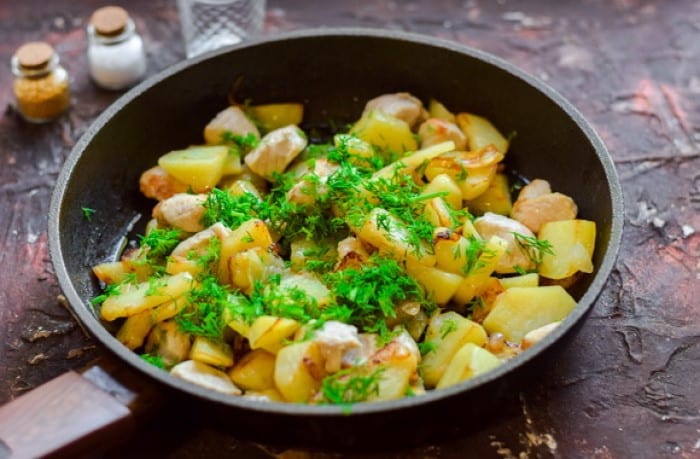 Рецепт жареной картошки с хрустящей корочкой на сковороде: вкусно, сытно и аппетитно