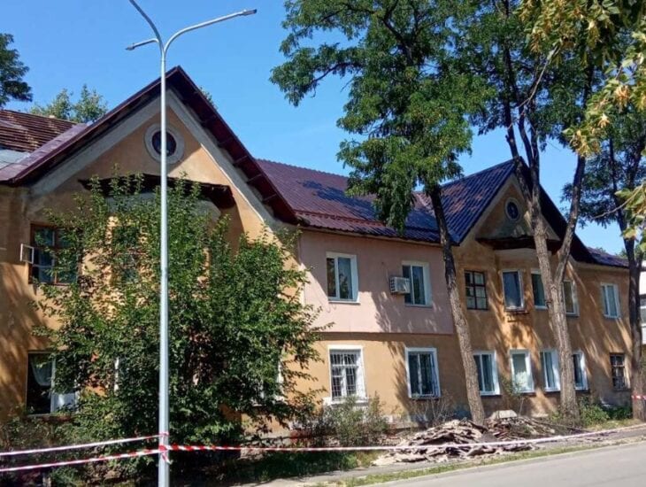 В жилых домах Днепра меняют кровлю