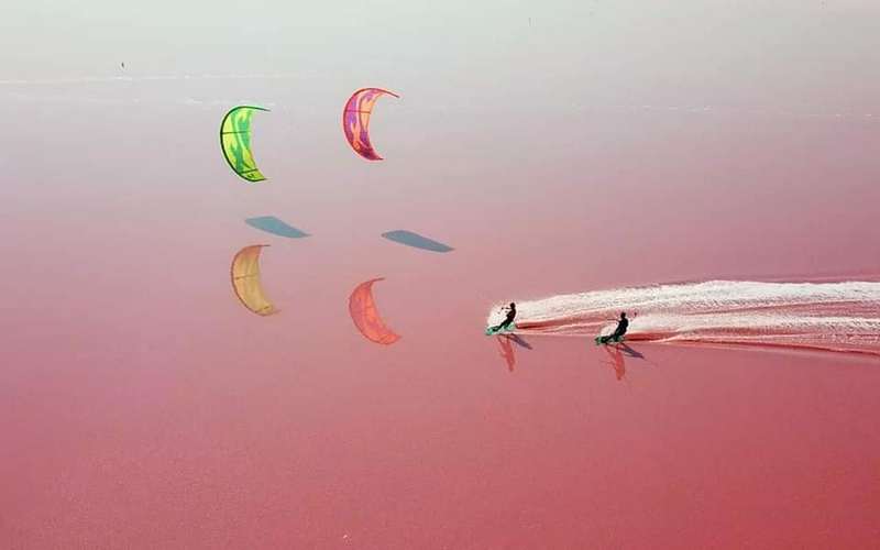 Экстремалы гоняли на досках по Розовому озеру (Фото)