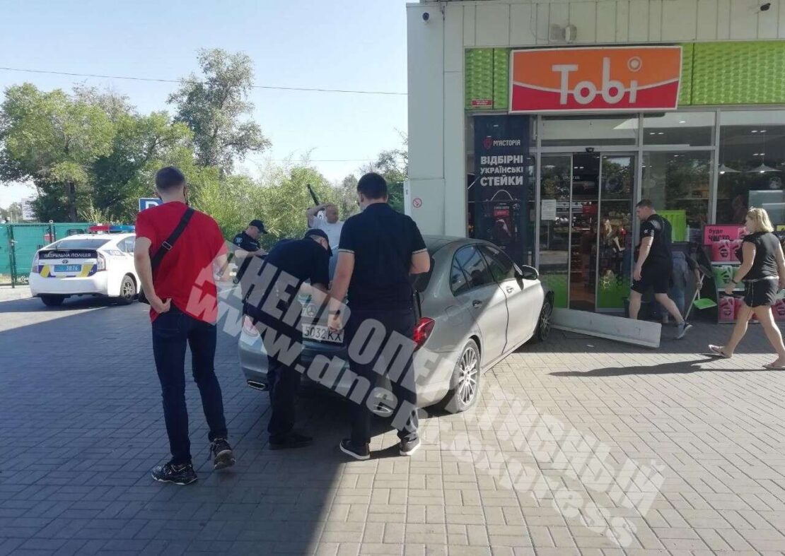 В Днепре на набережной Mercedes на высокой скорости врезался в заправку "ОККО" (Фото)