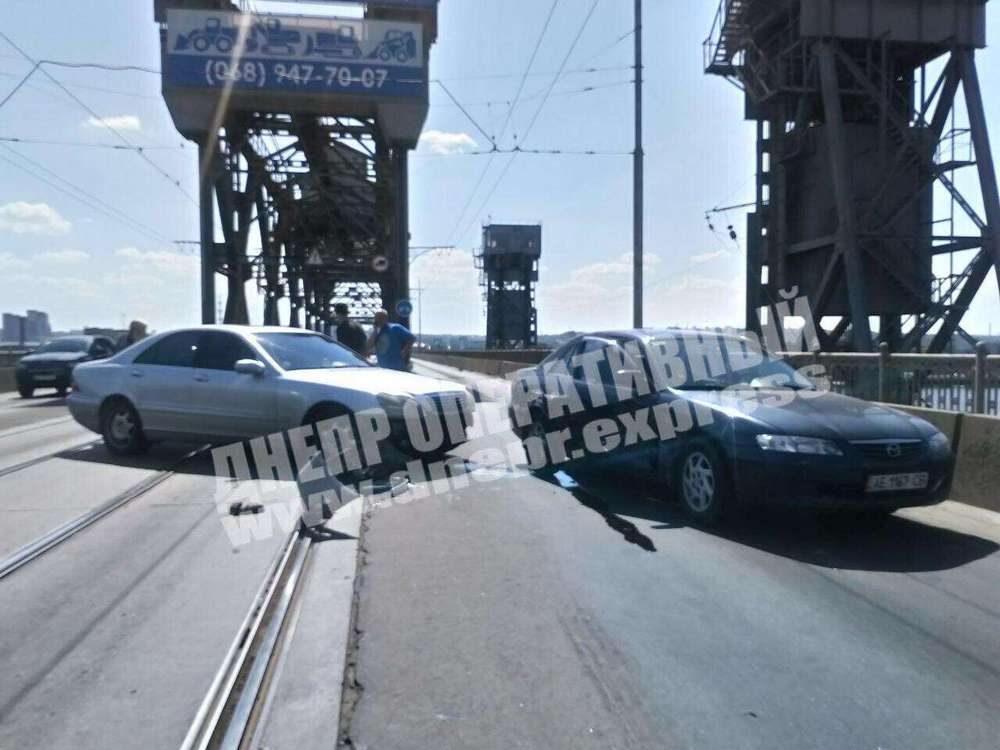В Днепре парализовано движение на Старом мосту: произошло ДТП (Фото)