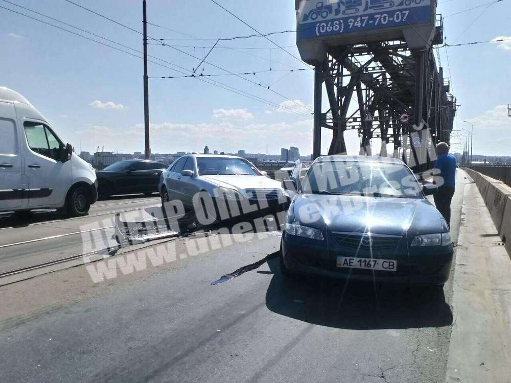 В Днепре парализовано движение на Старом мосту: произошло ДТП (Фото)