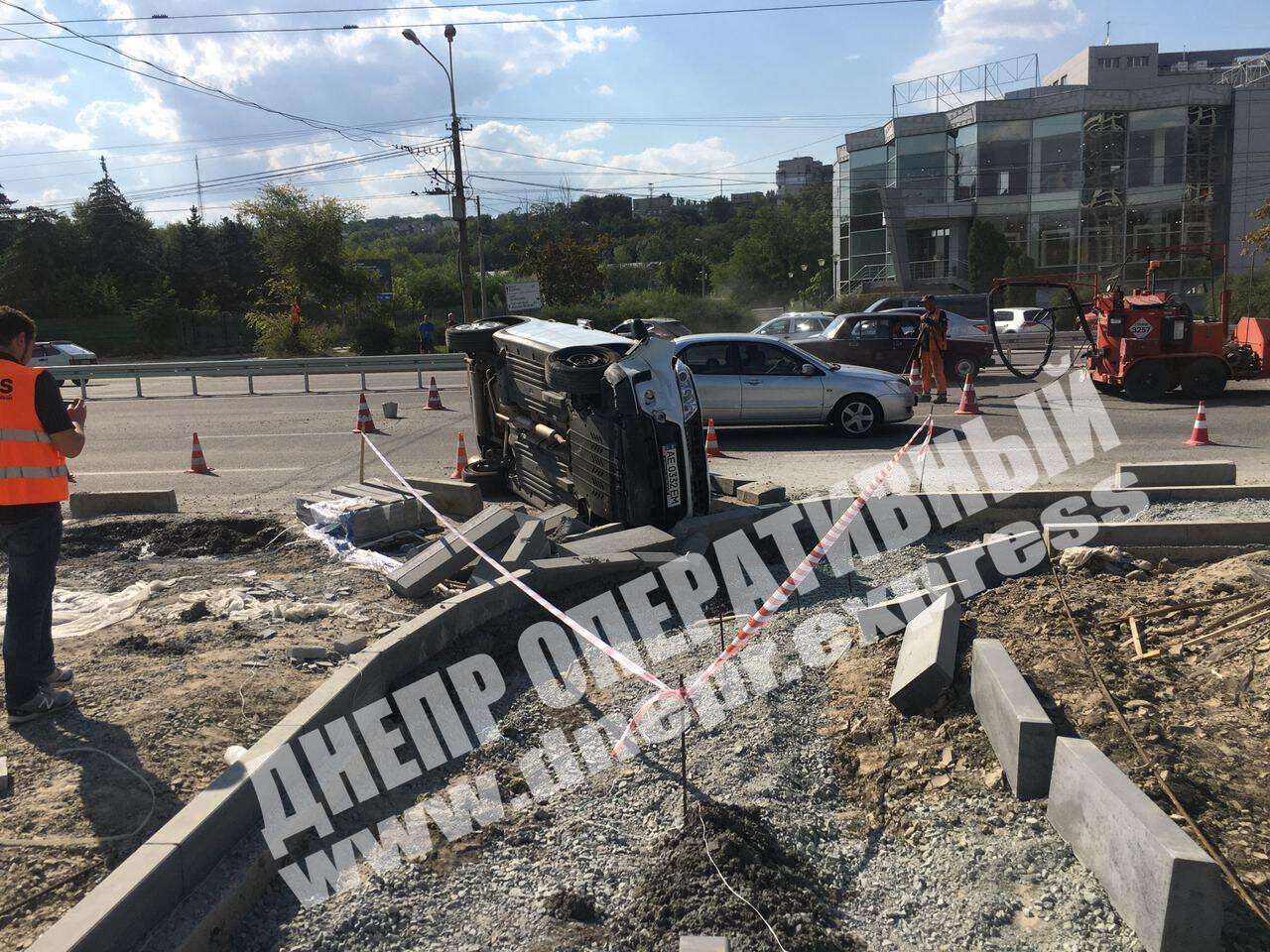 В Днепре на Победе автомобиль сбил рабочего и перевернулся: видео момента наезда