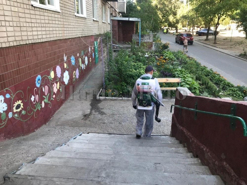 В Самарском районе Днепра обрабатывают подъезды от COVID-19