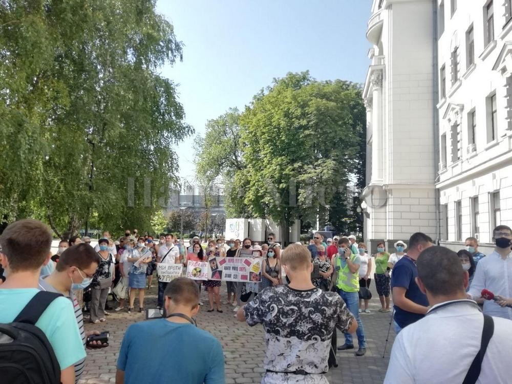 В Днепре под облсоветом проходят сразу два массовых митинга