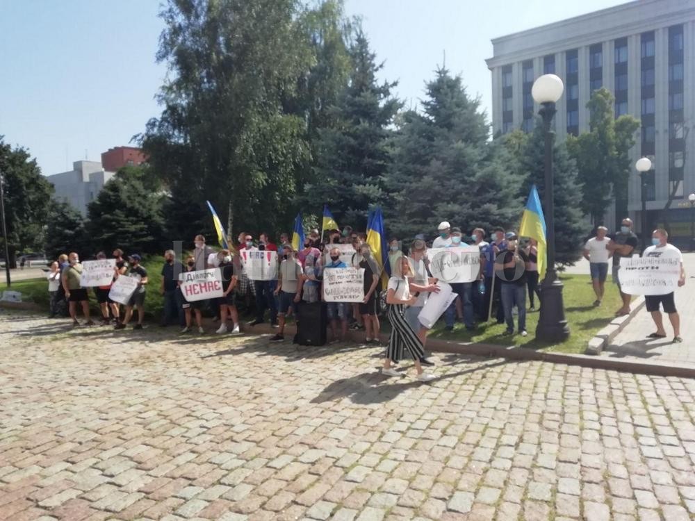 В Днепре под облсоветом проходят сразу два массовых митинга