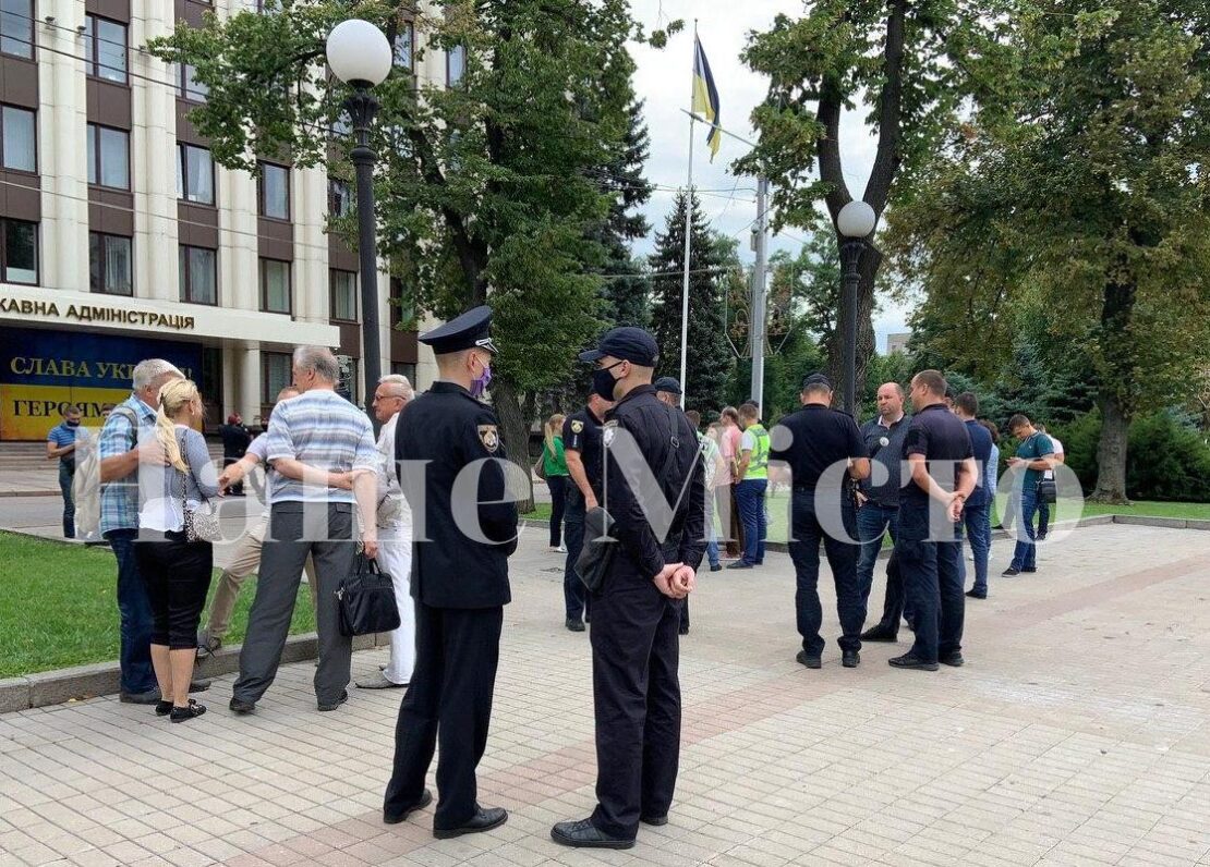 В Днепре возле ОГА жгут фаера: что происходит (Фото)