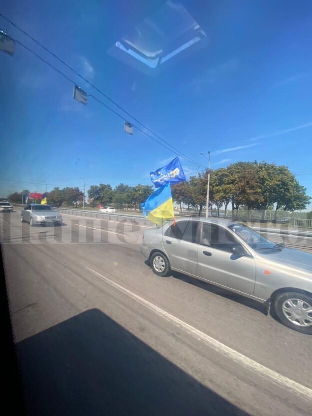 В Днепре организовали автопробег в честь Дня государственного флага
