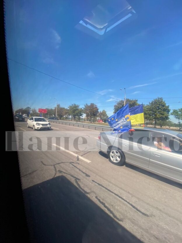 В Днепре организовали автопробег в честь Дня государственного флага