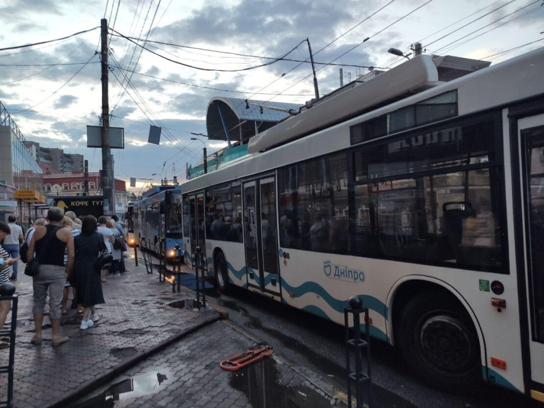 Ливень 11.08.20 в Днепре: что происходит с транспортом в центре