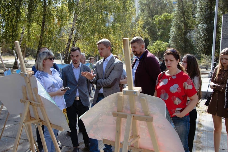 У Дніпрі з місцевими мешканцями обговорили проєкт комплексної реконструкції скверу на розі вул. Калинової та Образцова