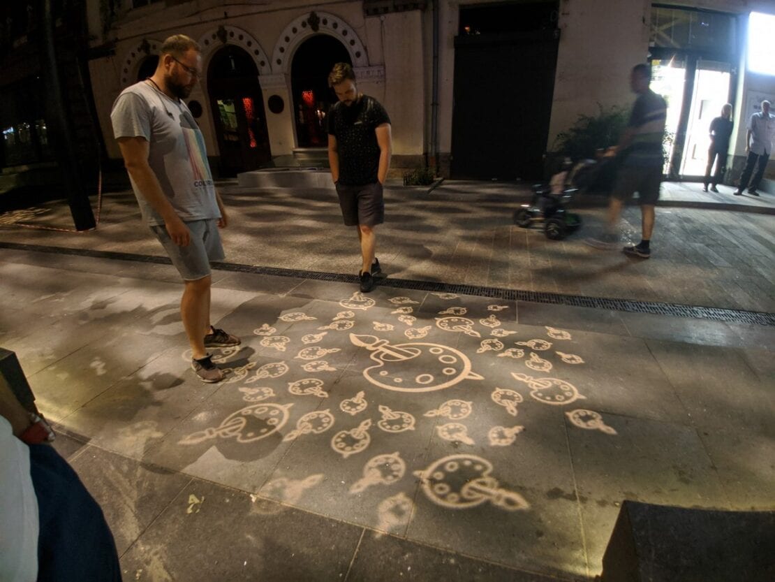 Световые фонтаны и фигурная проекция: в Днепре улица Короленко поразила горожан ночной атмосферой (Фото)
