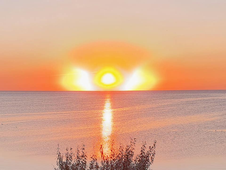 На Азовском море запечатлели ангельский рассвет (Фото)