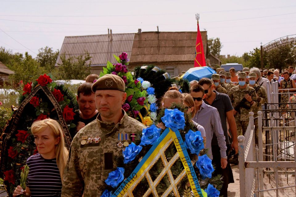 В руках у сына – портрет погибшего отца: под Днепром весь город пришел проститься с погибшим Героем