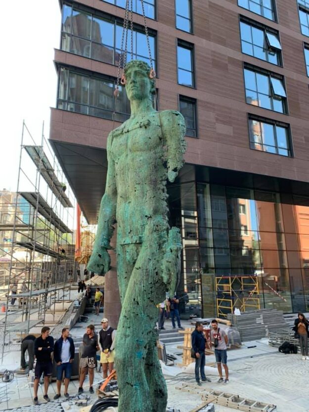 В Днепре на Екатеринославском бульваре устанавливают гигантскую зеленую скульптуру (Фото)