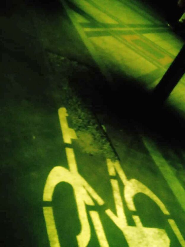 В Днепре на велосипедной дорожке на новой набережной вырезали кусок асфальта (Фото, видео)