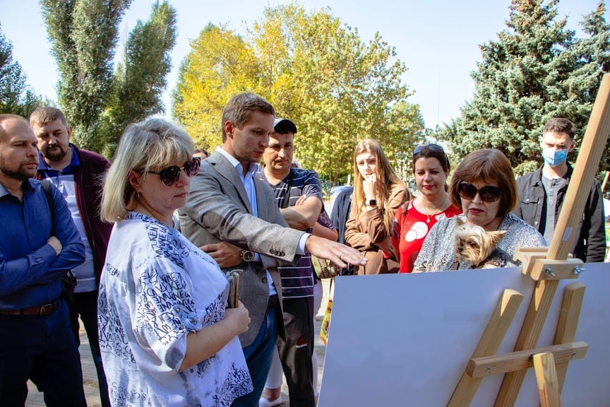 У Дніпрі з місцевими мешканцями обговорили проєкт комплексної реконструкції скверу на розі вул. Калинової та Образцова