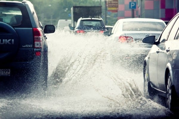 ТОП-5 правил безопасного вождения в дождь: как не потерять управление