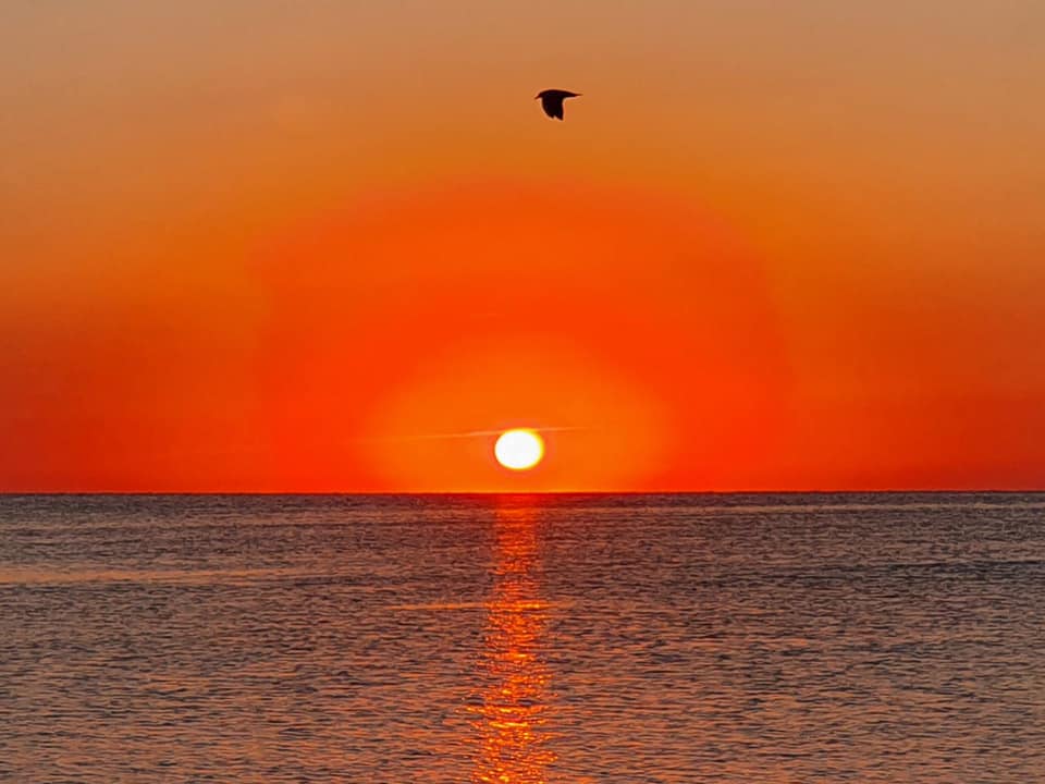 На Азовском море запечатлели ангельский рассвет (Фото)