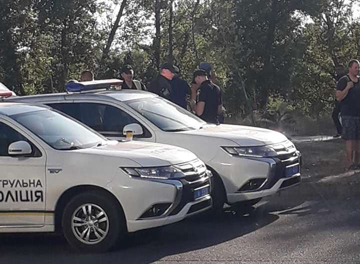 Парня забрали в скорую, у девушки разбита голова: в Днепре пьяная компания устроила гонки во дворе (Фото, видео)