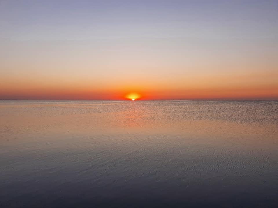 На Азовском море запечатлели ангельский рассвет (Фото)