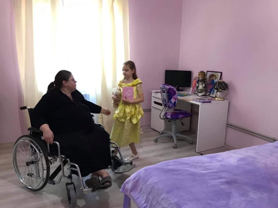 Ухаживала за мамой и бабушкой, прикованными к постели: 9-летняя девочка поразила Украину своей историей