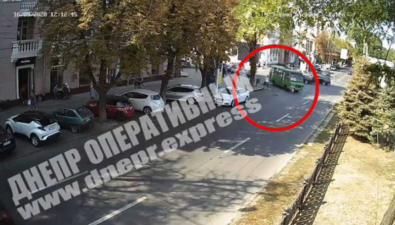 В центре Днепра маршрутка переехала женщину (Видео 18+)