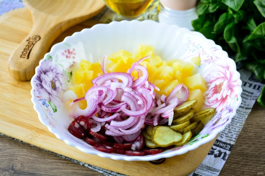 Баварский салат с картофелем и охотничьими колбасками: невероятно вкусно (Фото)