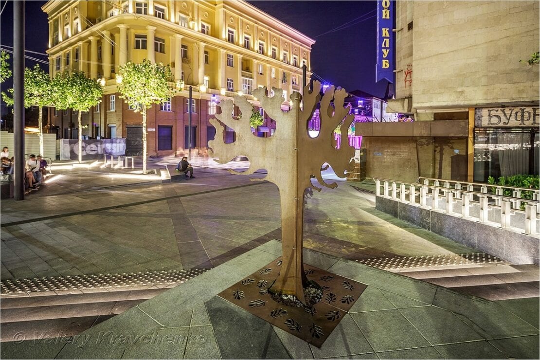 Световые фонтаны и фигурная проекция: в Днепре улица Короленко поразила горожан ночной атмосферой (Фото)