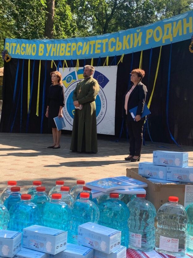 Марина Порошенко передала засоби захисту від коронавірусу Університету «Україна»