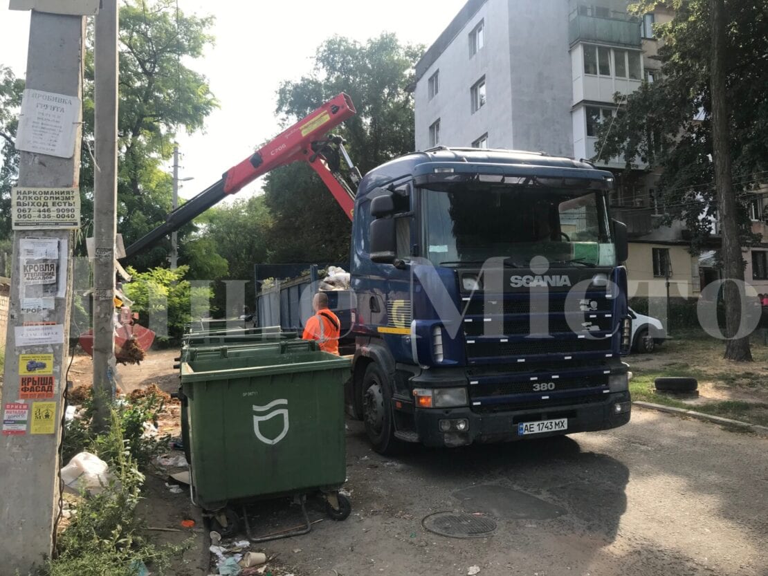 В Днепре коммунальщики с помощью тяжелой техники ликвидировали стихийную свалку