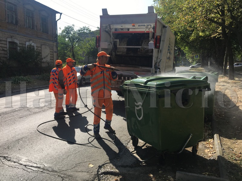 В Днепре ежедневно моют мусорные баки. Новости Днепра