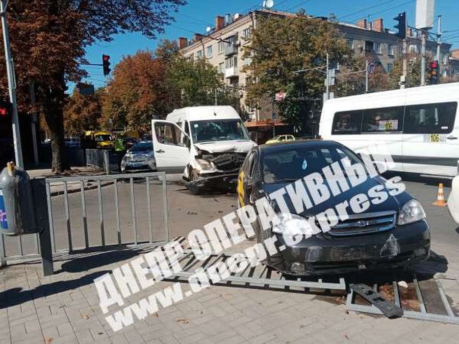 В Днепре на Титова такси врезалось в маршрутку с пассажирами (Фото)
