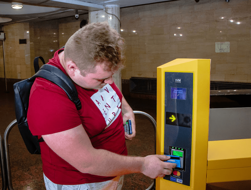 В Днепре презентовали бесконтактную оплату проезда в метро